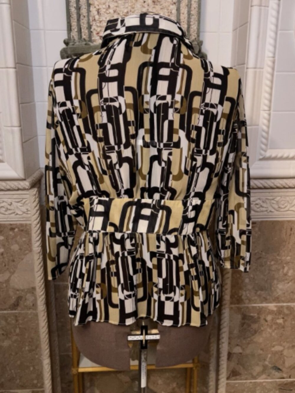 Essentials by Milano. Size XL. Chiffon Button up. Peplum. Waist Insert. B40 - Picture 5 of 5